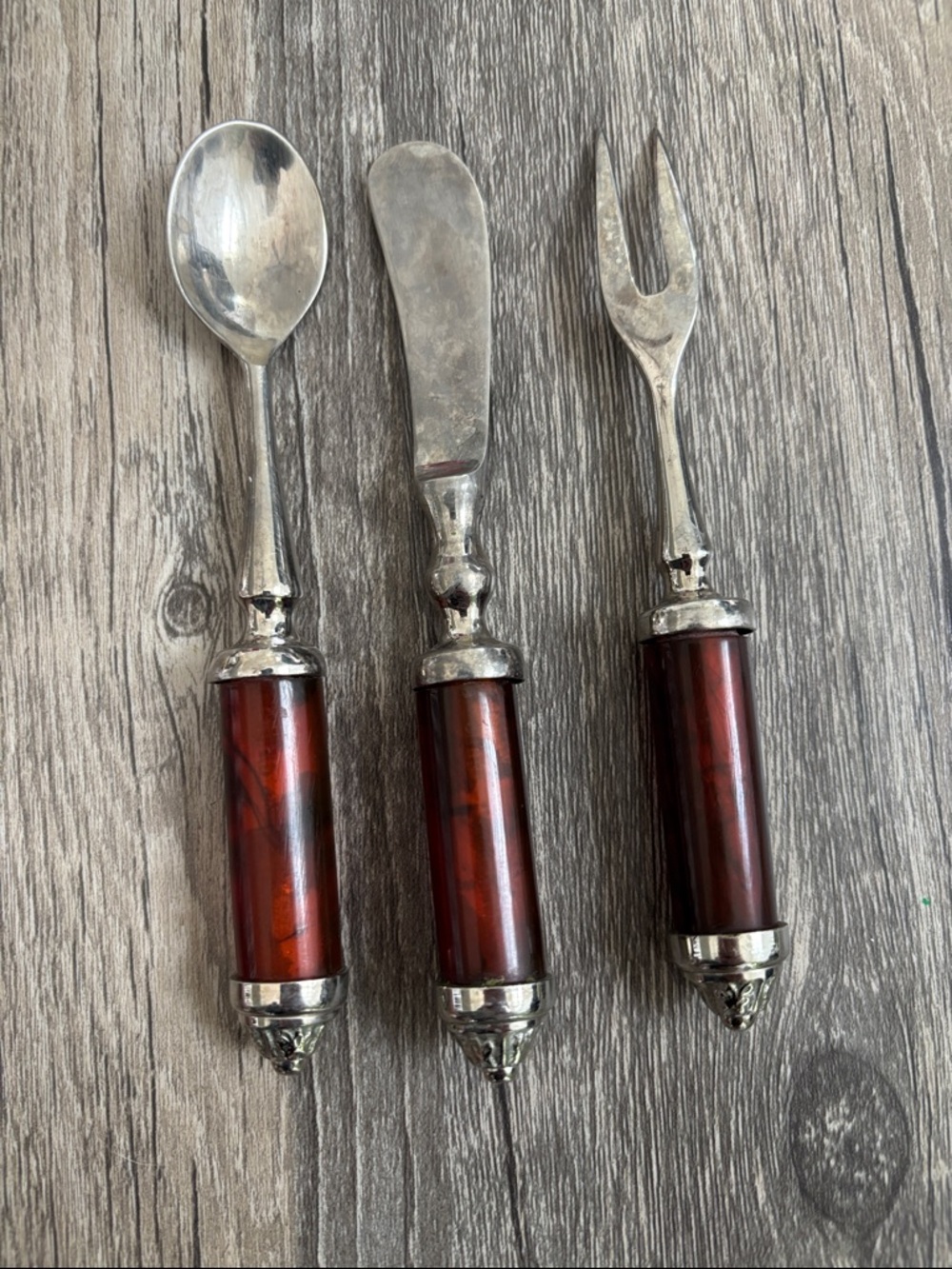 Tortoiseshell-Style Red Handle Cheese Serving Set - Unbranded